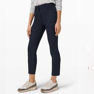 👖NWOT-Lululemon City Sleek 5 Pocket 7/8 Pant
DESIGNED FOR ON THE MOVE 👖Navy